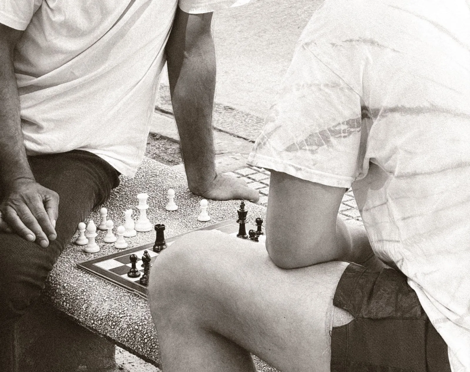 Two adults engaged in a spirited outdoor chess game in Buenos Aires.